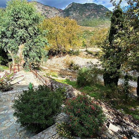 Steinturm Mit Dach-Terrasse Zwischen Fluss, Meer Und Gebirge- Spiti Pirgos Paralia Sergoulas Ngoại thất bức ảnh
